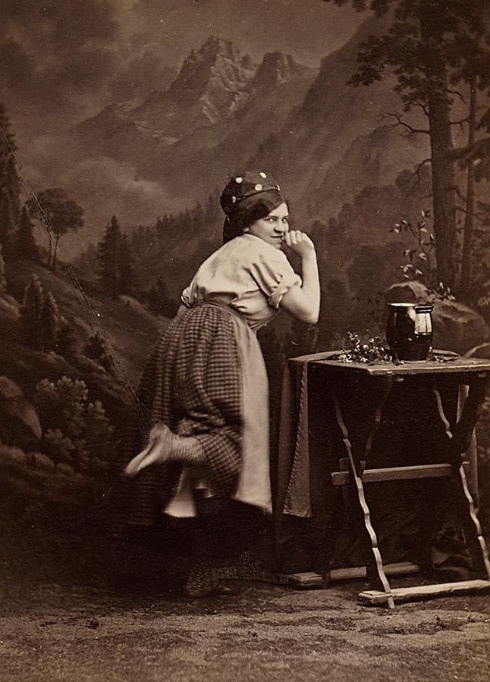 Josefine Gallmeyer in Millöcker's "Das verwunschene Schloss", 1878. (Photo: Atelier Rudolf Krziwanek / Theatermuseum Wien)