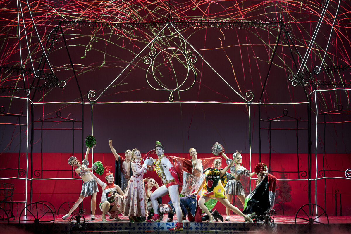 Szene aus "Venus in Seide" mit dem Ensemble der Oper Graz. (Foto: Werner Kmetisch / oper-graz.buehnen-graz.com)