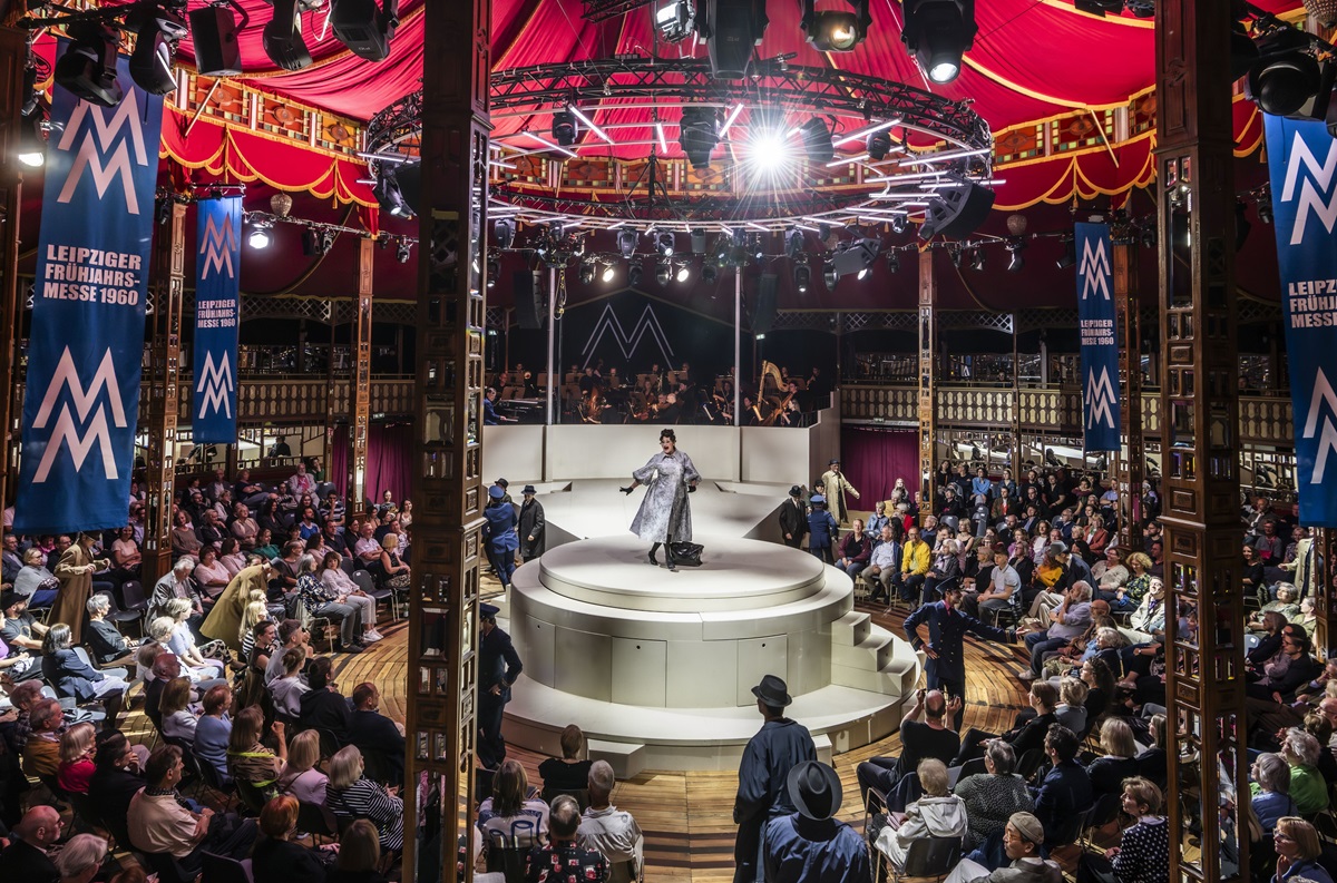 The interior of the tent where "Messeschlager Gisela" is played by Komische Oper Berlin. (Photo: Jan Windszus Photography)