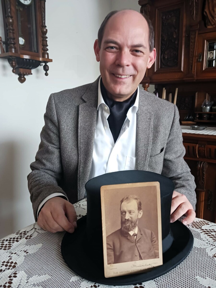 Martin Trageser with a portrait of Millöcker. (Photo: Private)