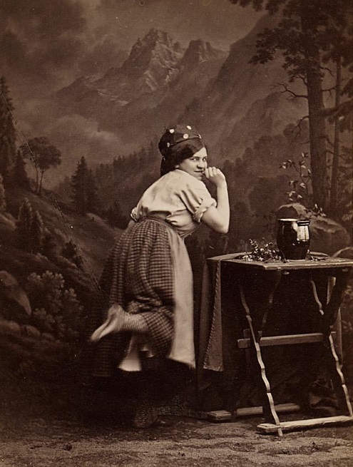 Josefine Gallmeyer in Millöcker's Das verwunschene Schloss", 1878. (Photo: Atelier Rudolf Krziwanek, Theatermuseum Wien)