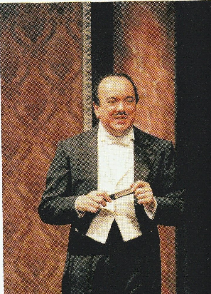 Ernesto G. Oppicelli as Njegus in "Die lustige Witwe". (Photo: Archive Pino Nugnes)