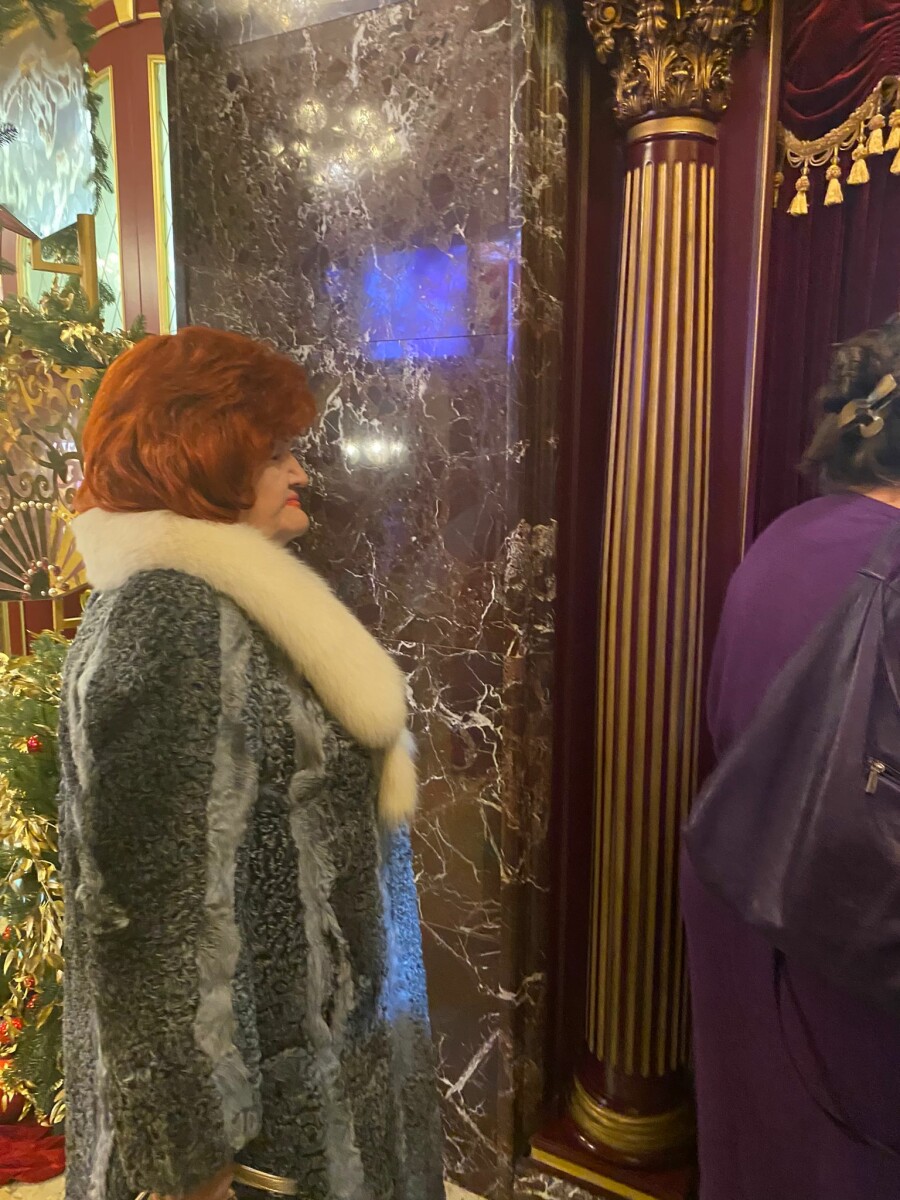 A lady with red hair and a fur coat at the operetta gala in Kyiv. (Photo: Private)