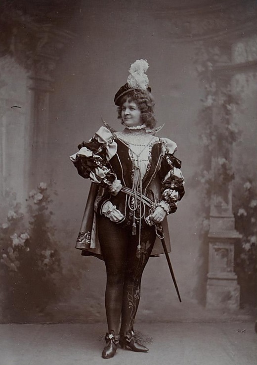 Julie Kopacsi-Karczag as "The King" in "Spitzentuch der Königin" in 1901 at Theater an der Wien. (Photo: Theatermuseum.at)