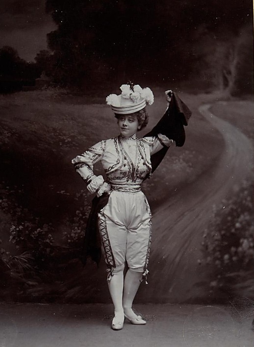 Mila Theren as "Donna Irene" in "Das Spitzentuch der Königin" at Theater an der Wien, 1902. (Photo: Theatermuseum.at)