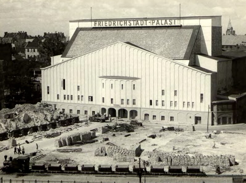 Der Friedrichstadt-Palast von hinten nach der Sanierung (Foto: Aus "Eine Bühne wie keine andere"/Waxmann Verlag)
