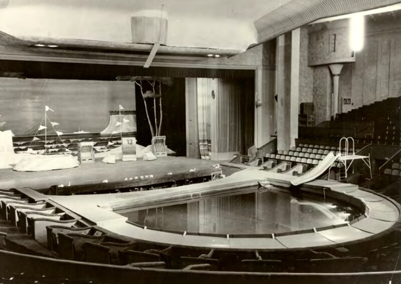 Das berühmte Wasserbecken in (Foto: Aus "Eine Bühne wie keine andere"/Waxmann Verlag)