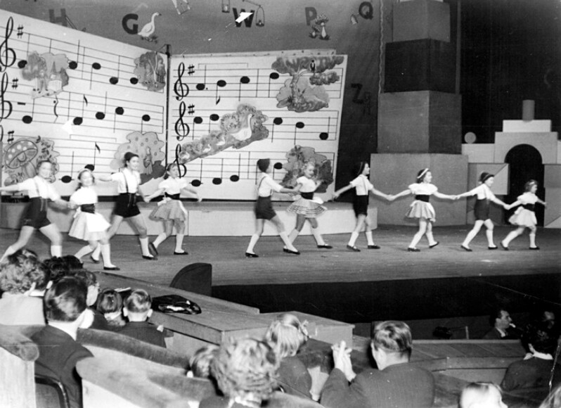 Szene aus einer Kinderrevue (Foto: Aus "Eine Bühne wie keine andere"/Waxmann Verlag)