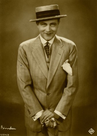 Actor Willy Fritsch in 1927. (Photo: Alexander Binder / Ross postcard no 1224/3)