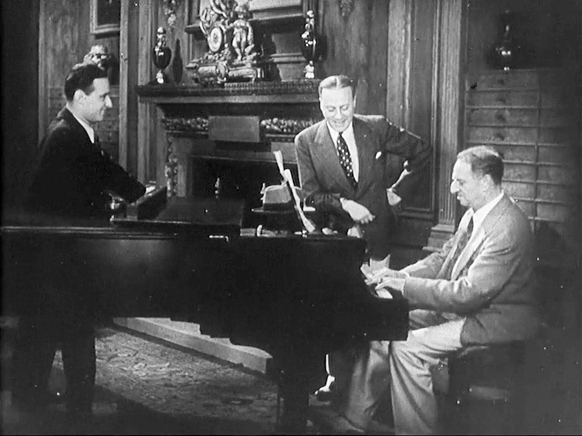 Oscar Straus at the piano with Paul Morgan next to him in "Wir schalten um auf Hollywood". (Photo: MGM / muenchner-stadtmuseum.de) 