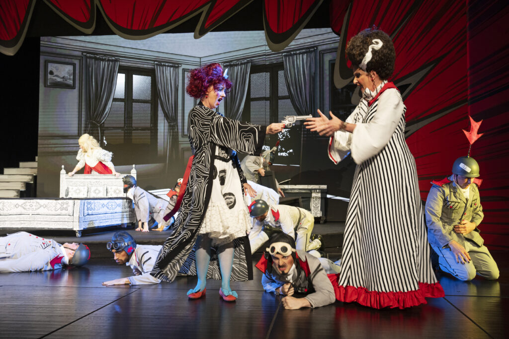 Lena Stöckelle (Nadina Popoff), Jasmin Bilek (Mascha), Christian Mayr (Massakroff), Christa Ratzenböck (Aurelia Popoff), Günther Schörkhuber (Soldat 2 ) sowie Crew & Studio (Soldaten) in "Der Schokoladensoldat". (Photo: Lukas Beck)