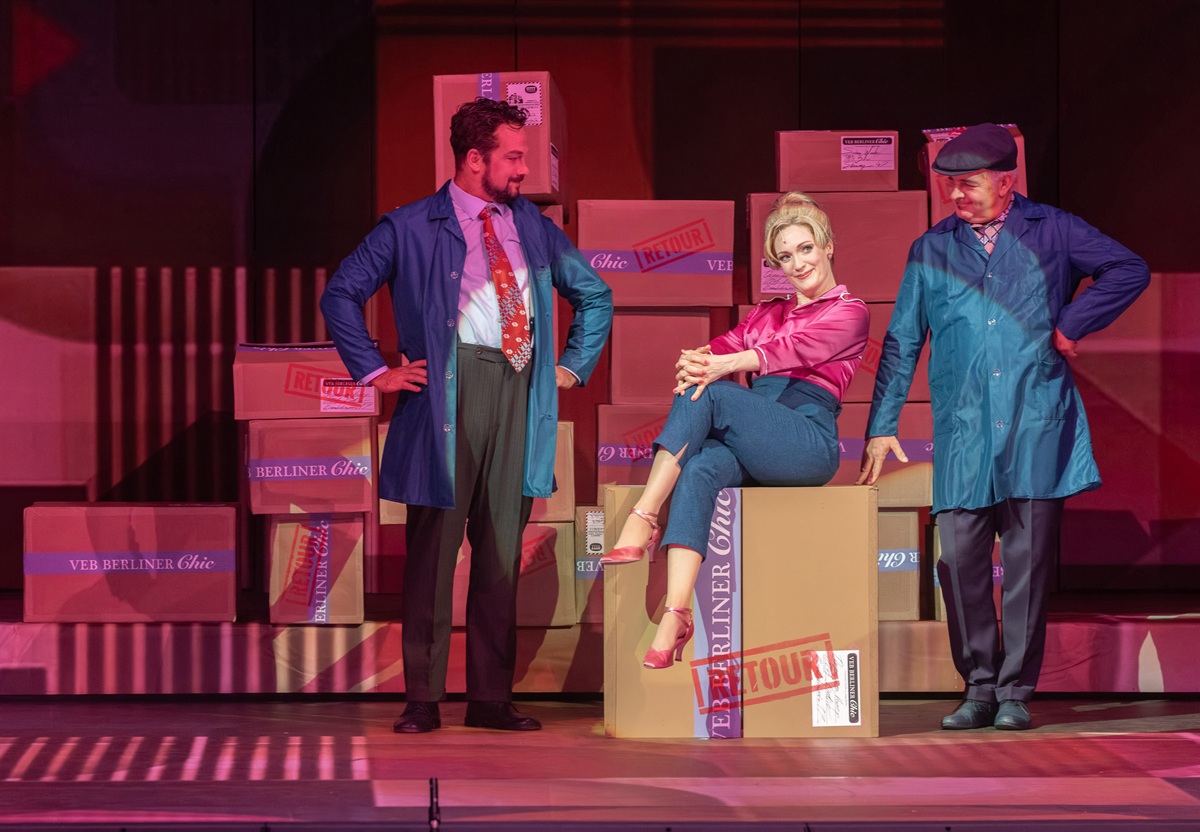 Julia Klotz as Marghueritta Kulicke with members of the chorus. (Photo: Bernd Schönberger)