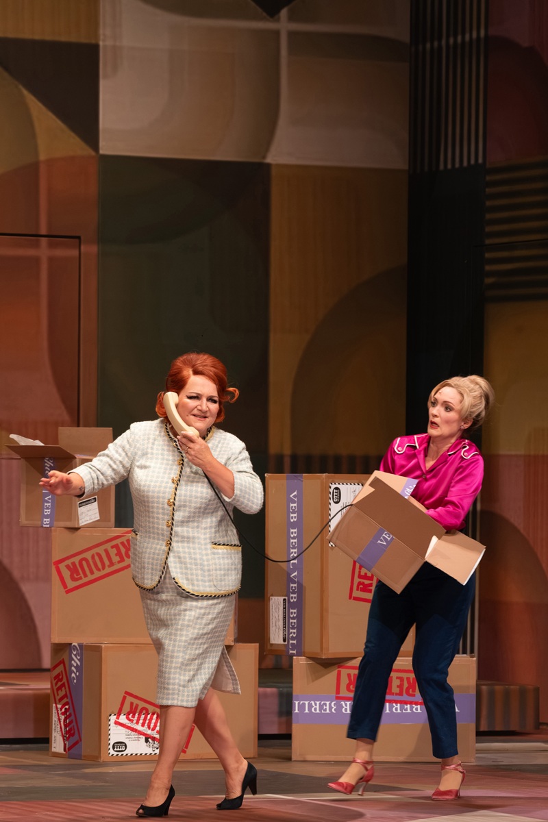 The amazing Gesine Forberger as Emma Puhlmann (left) und Julia Klotz as Marghueritta Kulicke in "Messeschlager Gisela" in Cottbus. (Photo: Bernd Schönberger)