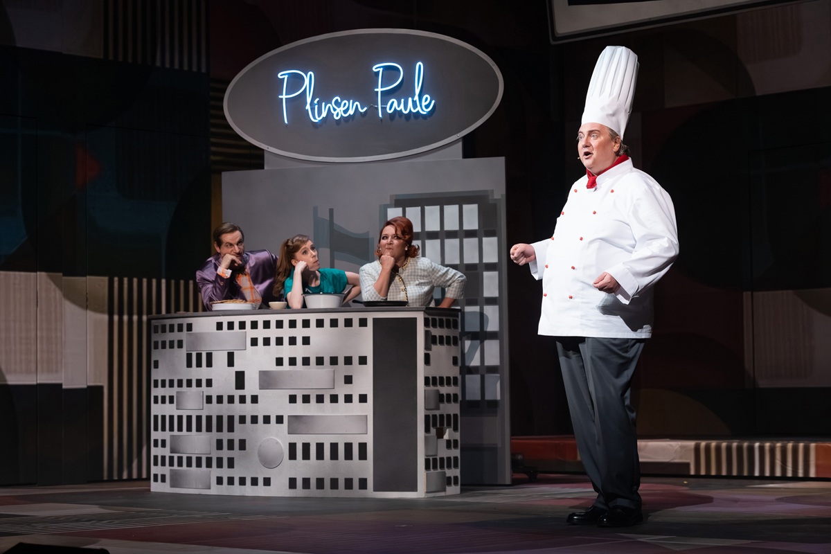 Dirk Kleinke as Priemchen (right); with Thorsten Coers (Inge), Anne Martha Schuitemaker (Gisela Claus) und Gesine Forberger (Emma Puhlmann). (Photo: Bernd Schönberger)