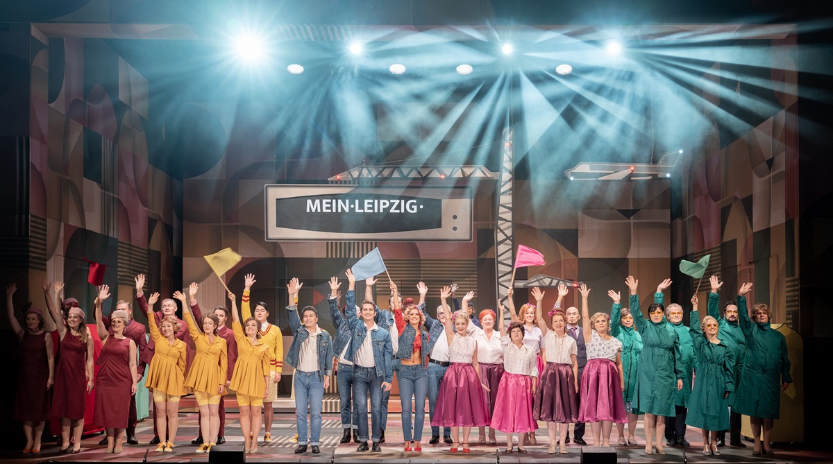 The whole ensemble on the "Messeschlager Gisela" production at Staatstheater Cottbus, 2025. (Photo: Bernd Schönberger)