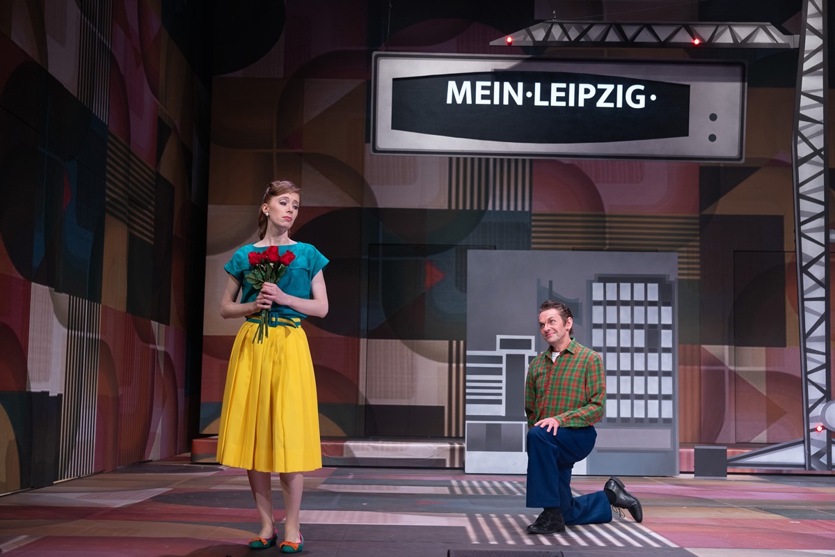 Anne Martha Schuitemaker as Gisela and Hardy Brachmann as Fred Funke in "Messeschlager Gisela" in Cottbus. (Photo: Bernd Schönberger)