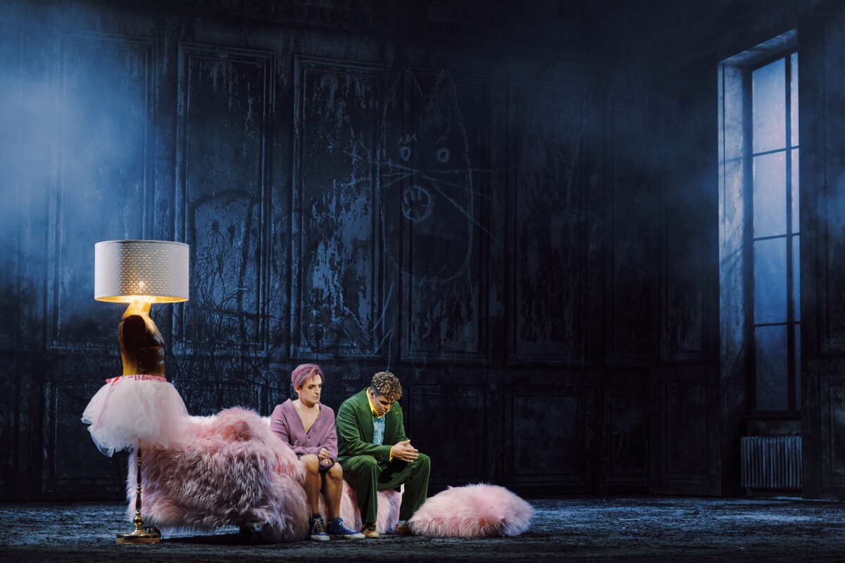 Oliver Liebl as Aschenbrödel (left) and Lionel von Lawrence as Danny in "Aschenbrödels Traum". (Photo: Marco Sommer/Volksoper Wien) 