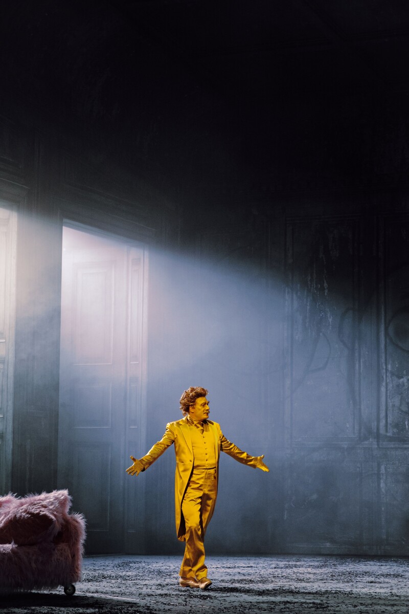 Daniel Schmutzhard as a very "gilded" Johann Strauss in "Aschenbrödels Traum". (Photo: Marco Sommer/Volksoper Wien)