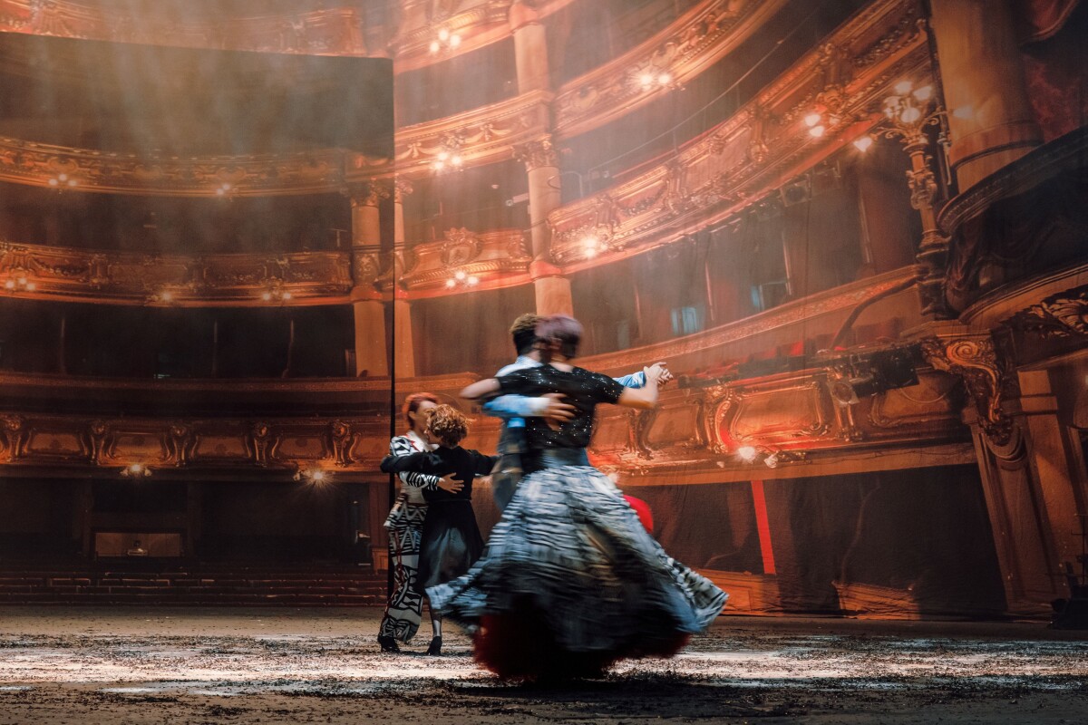 Mila Schmidt as Grete, Juliette Khalil as Ida Grünwald, and Lionel von Lawrence as Danny, plus Oliver Liebl as Aschenbrödel. (Photo: Marco Sommer/Volksoper Wien)