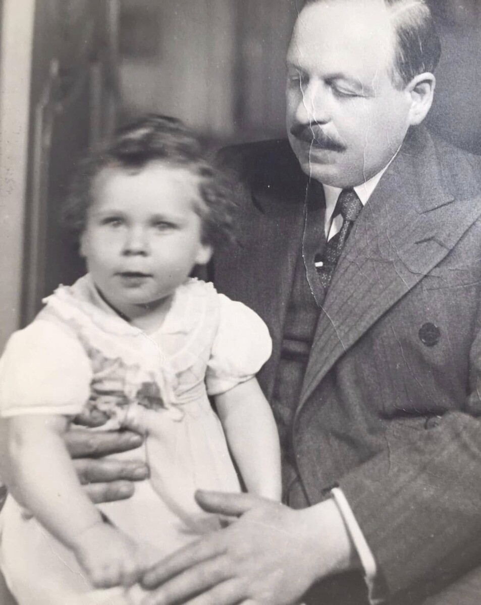Yvonne Kálmán as a child on her father Emmerich's lap. (Photo: Archive Robert Jarczyk)