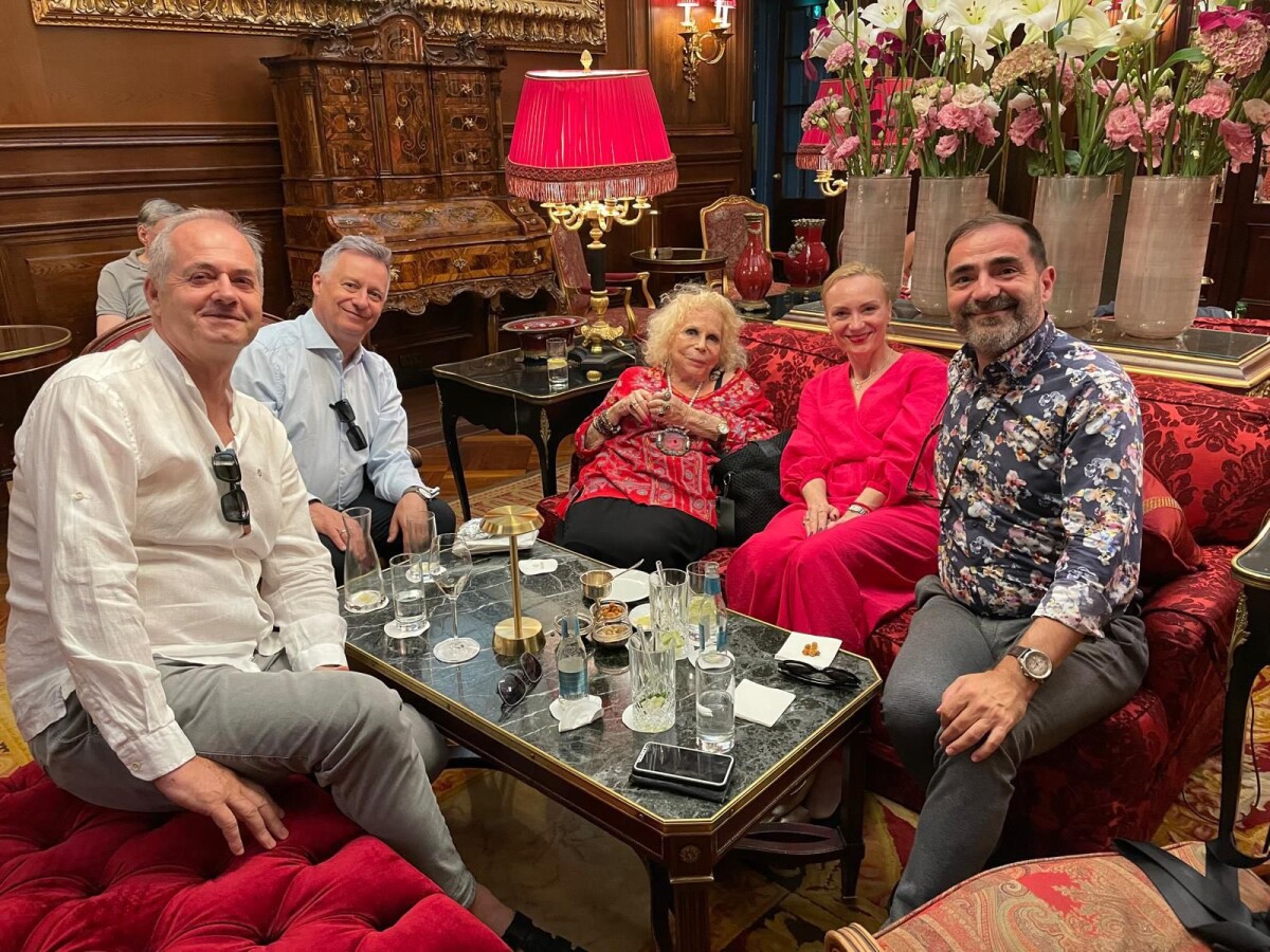 Yvonne Kálmán surrounded by friends in a hotel lobby. (Photo: Archive Roland Khern Tóth)