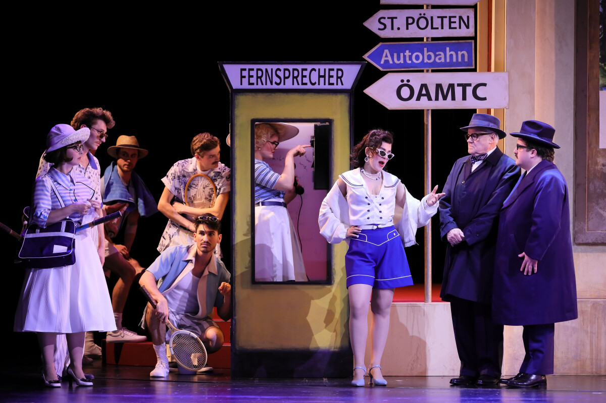 Anna-Katharina Tonauer (Jeanne), Alexander Findewirth (Erich), Riccarda Schönerstedt (Regina), Sophia Keiler (Pauline Garlandt), Robert Meyer (Christof Heffele), and Caspar Krieger (Stadtrat Danner) in "Waldmeister" at Gärtnerplatztheater Munich. (Photo: Marie-Laure Briane)