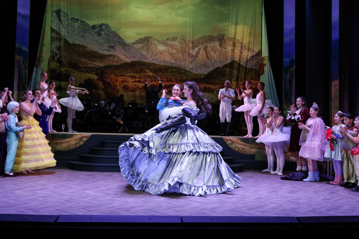 A waltz finale in "Sissy" with Lieke Hoppe and Arvid Fagerfjäll. (Photo: Jörg Landsberg/Theater Bremen)