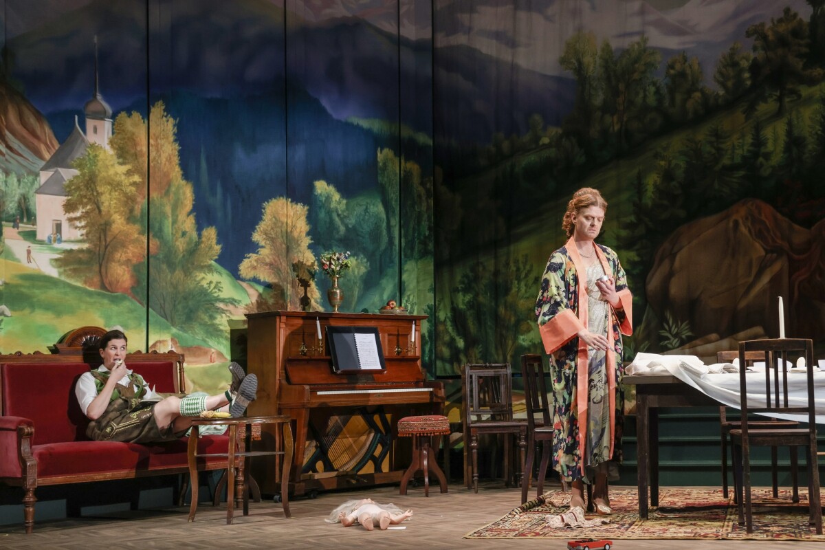 Ulrike Mayer as Herzog Max in Bayern and Christoph Heinrich as his wife Ludovica in "Sissy". (Photo: Jörg Landsberg/Theater Bremen)