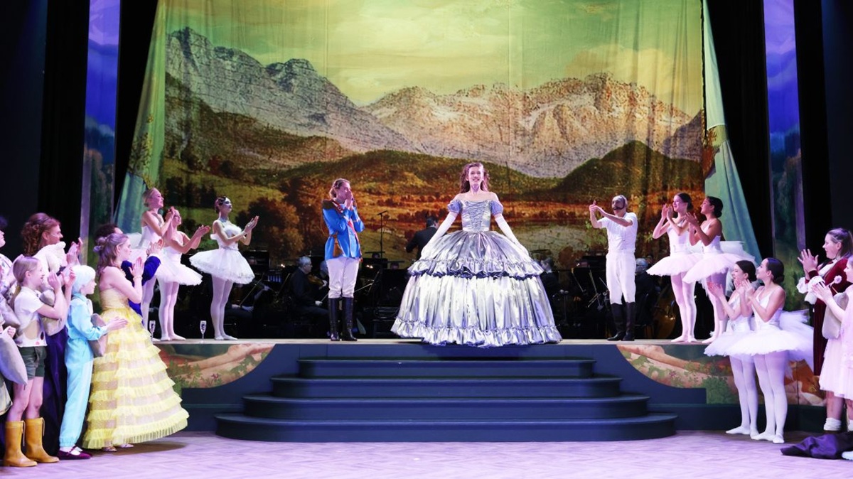"Sissy" with an alpine parnorama in Frank Hilbrich's production. (Photo: Jörg Landsberg/Theater Bremen)