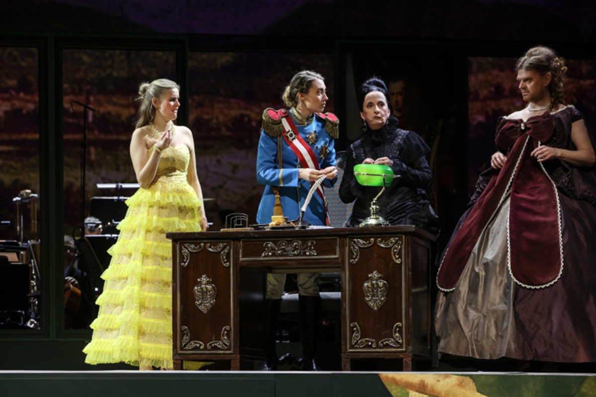 The protagonist's in the gender-reverse "Sissy". (Photo: Jörg Landsberg/Theater Bremen)