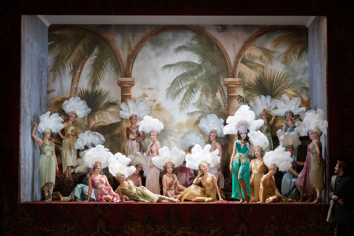 The full "oriental" set on display in "Benamor" at Theater an der Wien. (Photo: Monika Rittershaus)