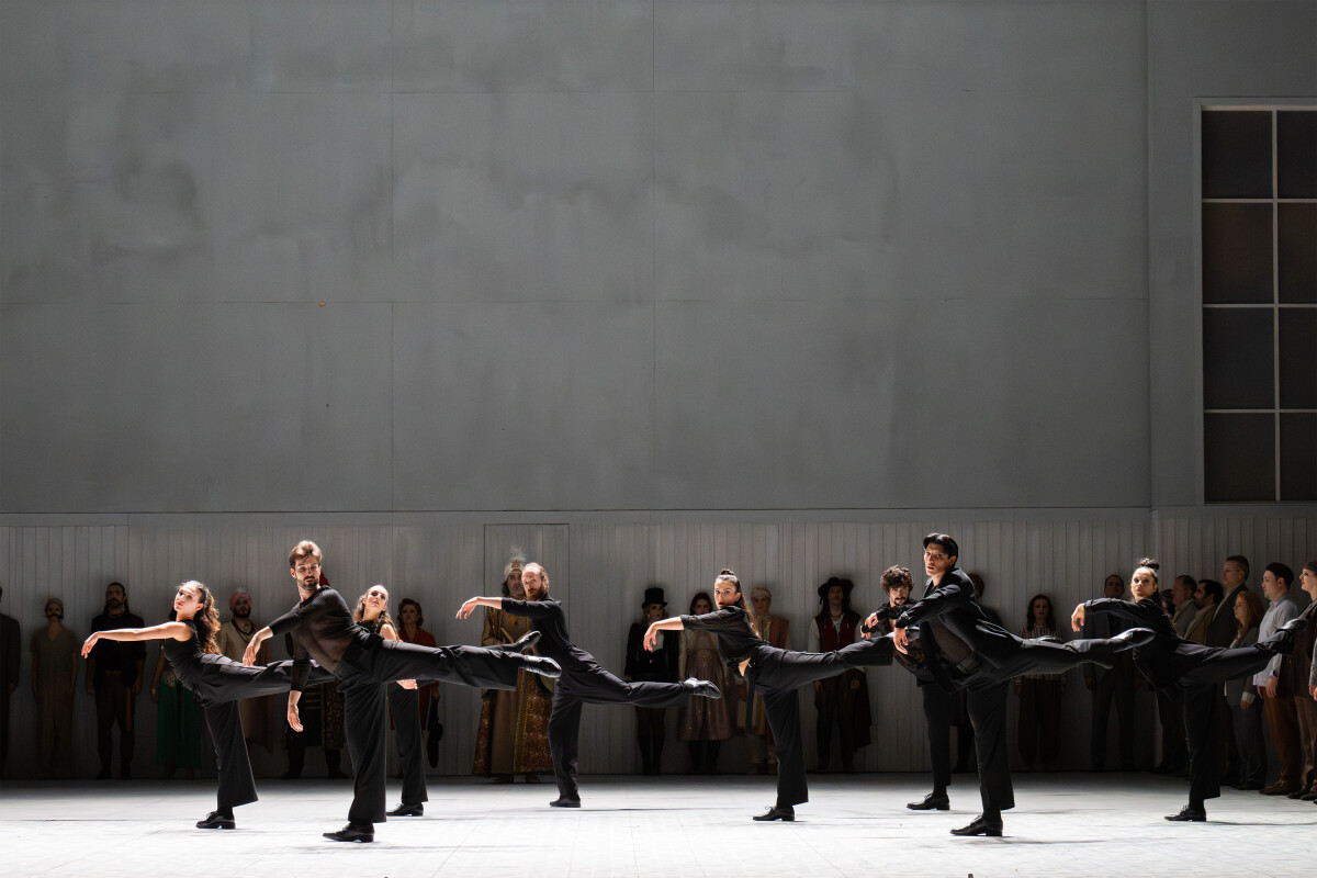 Dancers and ensemble in "Benamor" at Theater an der Wien. (Photo: Monika Rittershaus)