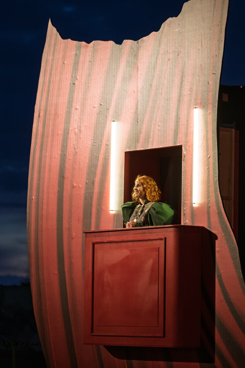 Laura Scherwitzl as Stasi in "Die Csardasfürstin", Neustrelitz 2026. (Photo:  Jörg Metzner)