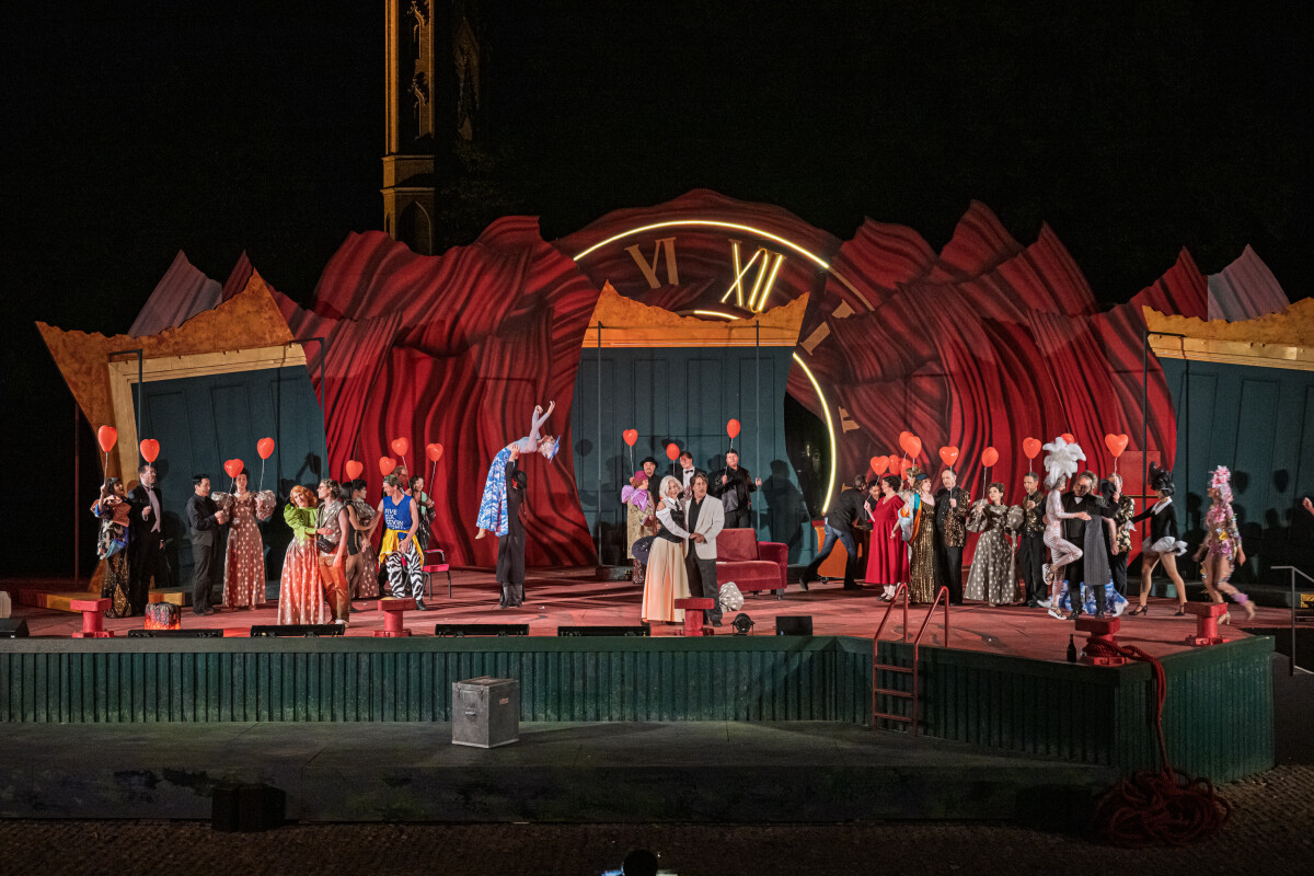 Finale of "Die Csardasfürstin" in Neustrelitz, 2026. (Photo:  Jörg Metzner)