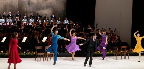 The dancers and singers of Los Paladines at Deutsche Oper Berlin. (Photo: Matthias Horn)