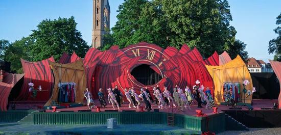 Scene from the "Csardasfürstin" production in Neustrelitz, 2026. (Photo:  Jörg Metzner)
