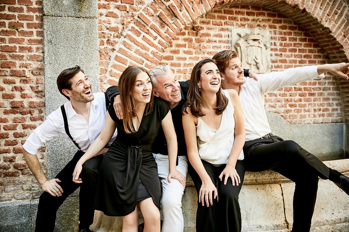 Christof Loy (middle) with members of Los Paladines (Photo: Michal Novak)